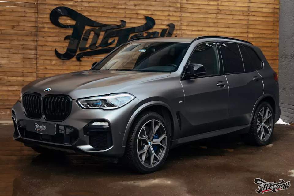 Матовый облик и прочная защита: оклеили BMW X5 серым матовым полиуретаном